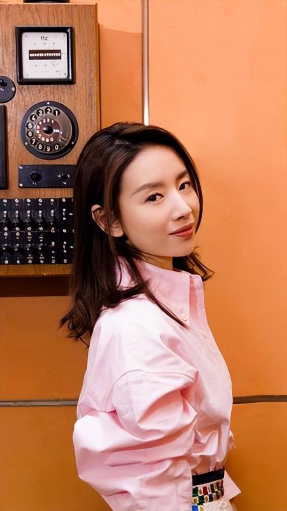 又矮又瘦的董洁算大美人吗？看完她跟秦岚、李小冉合照就知道了