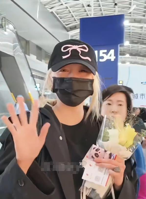 一天5个瓜，顶流恋情、官宣离婚、疑似求婚，娱乐圈有喜有忧