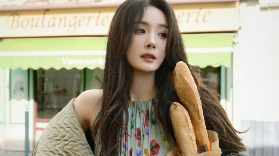 巴黎这晚，被“秀大腿”的杨幂惊艳，整个人面相变了，颜值惊鸿一瞥