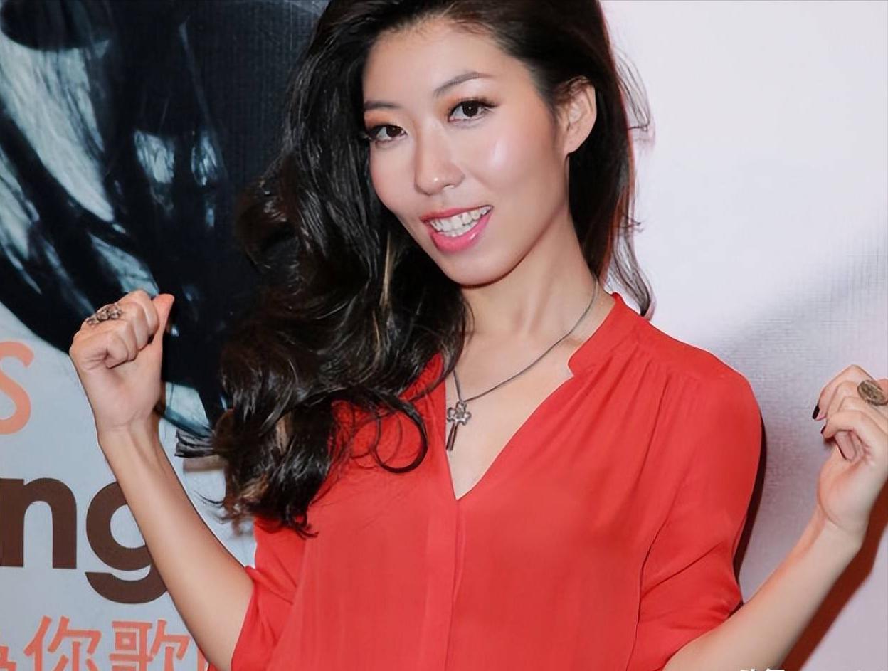 母亲入狱8年，她在国外住豪宅健身游玩，恋富豪，曲婉婷不无辜