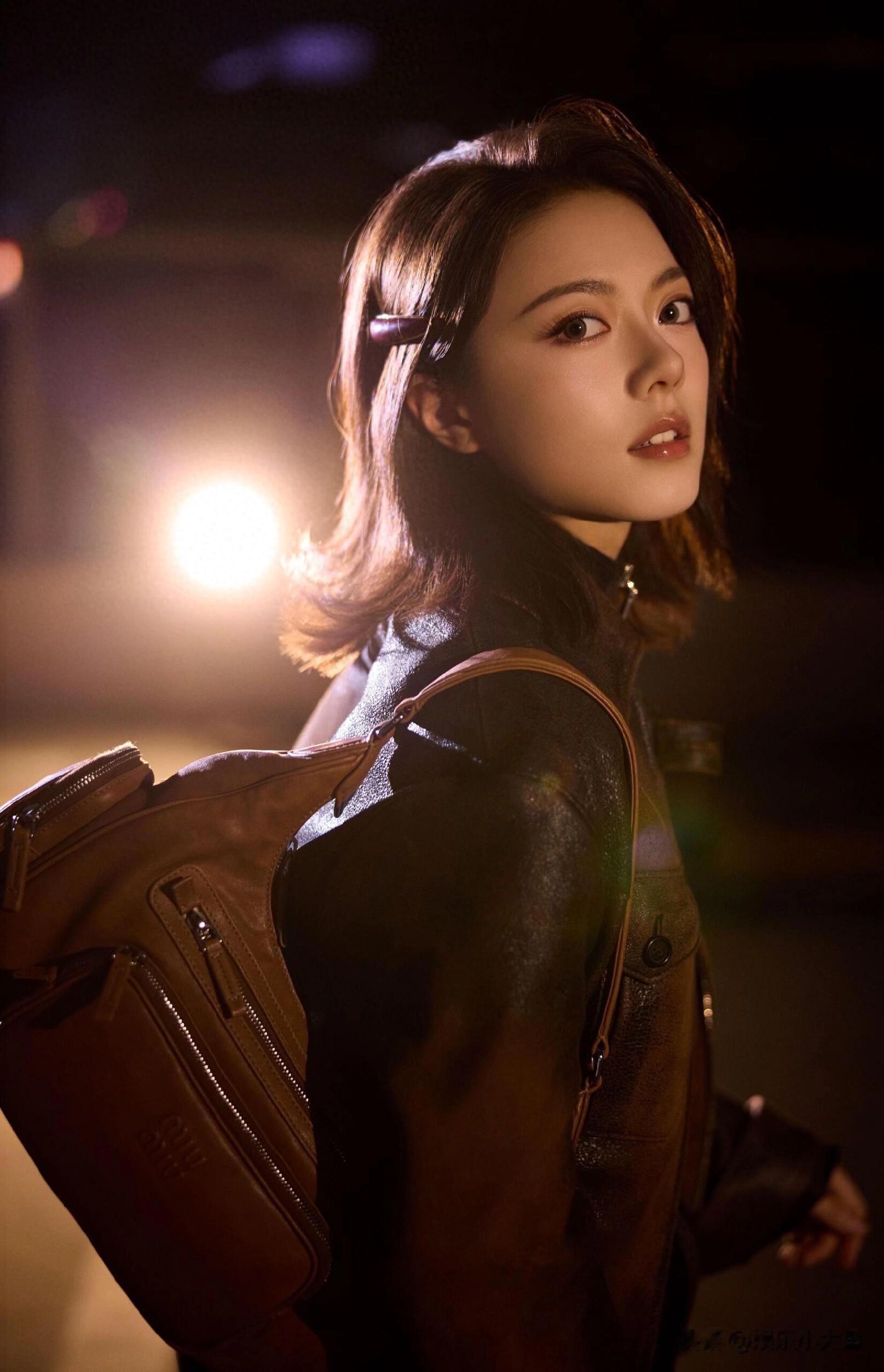 赵今麦出发巴黎时装周,摇滚皮衣搭配绿格百褶裙造型,优雅个性