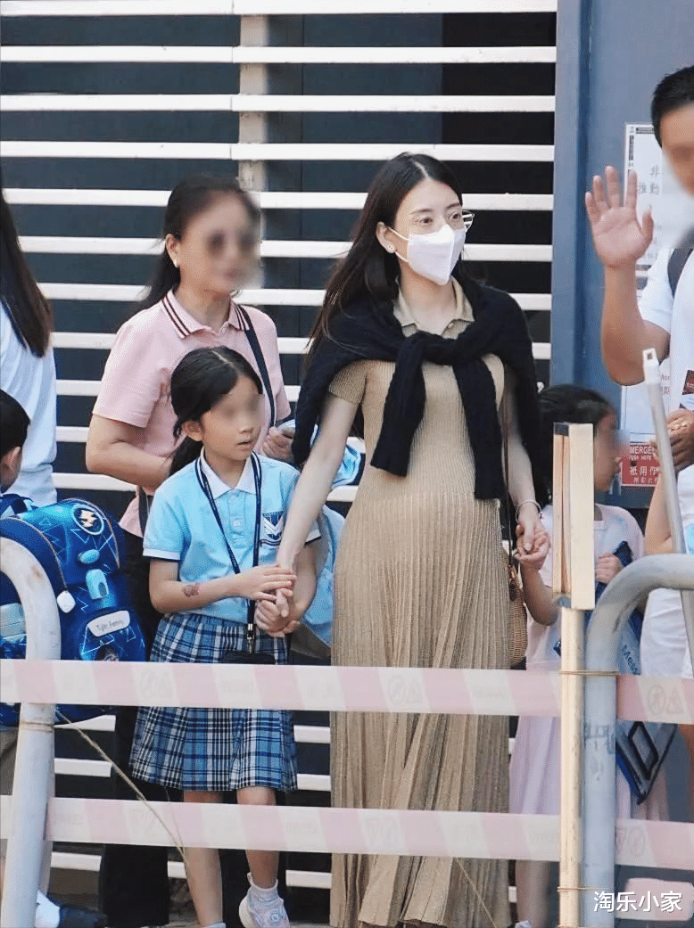 方媛穿3万裙子接女儿放学！方父母全程陪同，肚子圆圆包生儿子？