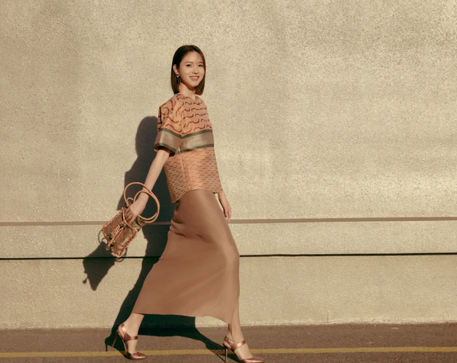 “最美超模”张梓琳晒照，41岁生俩娃身材和皮肤仍完美无瑕，好美