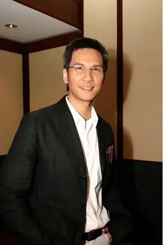 香港知名男星内地做宣传，怒摔道具、表情吓人，原来是为了电影