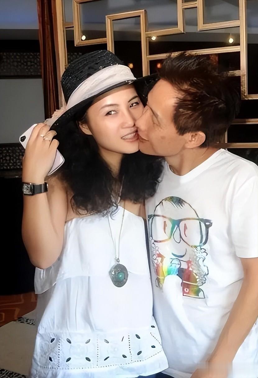 嫁大33岁干爹为妻，19岁未婚先孕，半年就被豪门抛弃，现查无此人