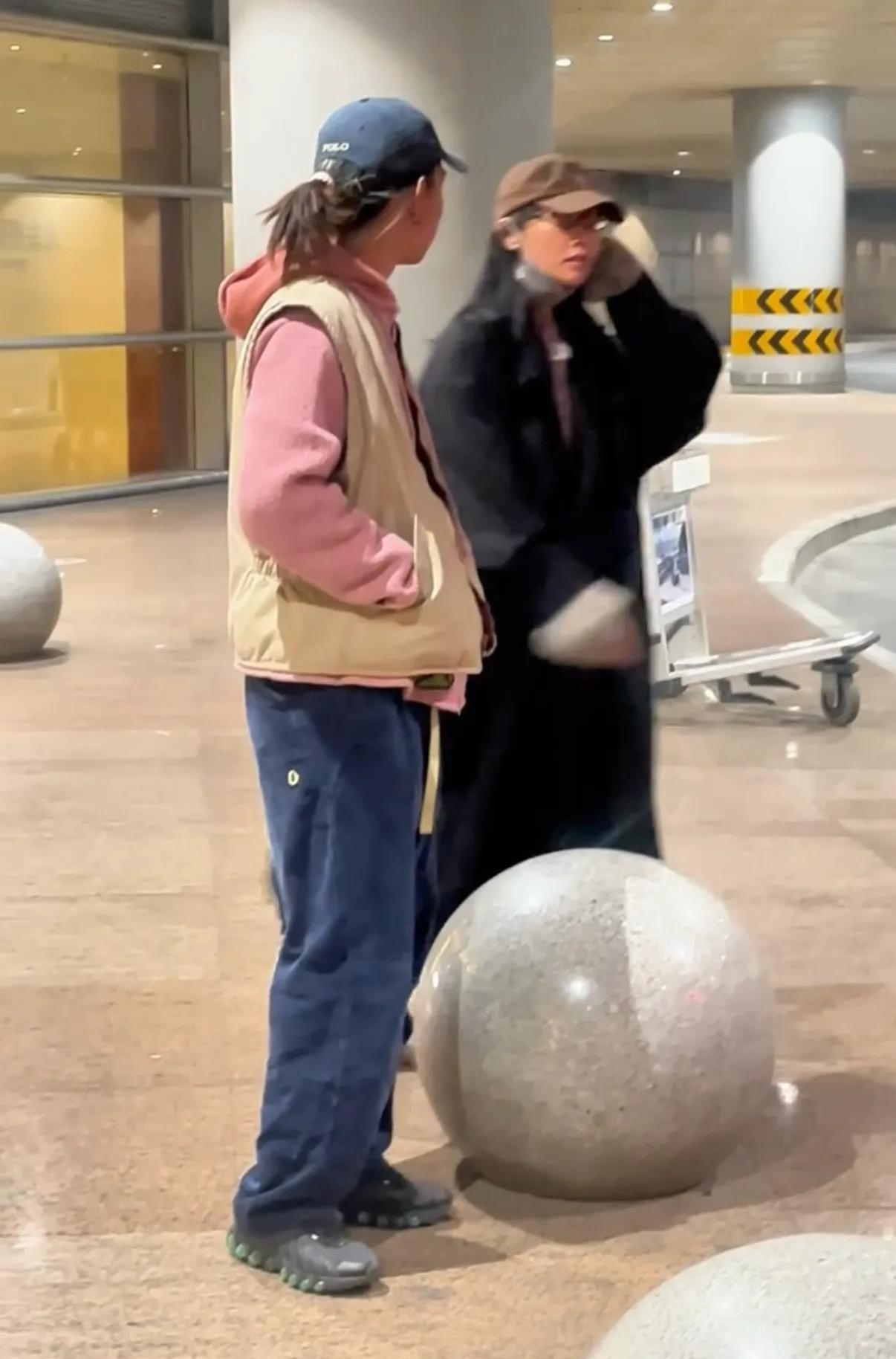 白百何带俩儿子回国，17岁大儿子罕见露面，身高180，模样像爸爸