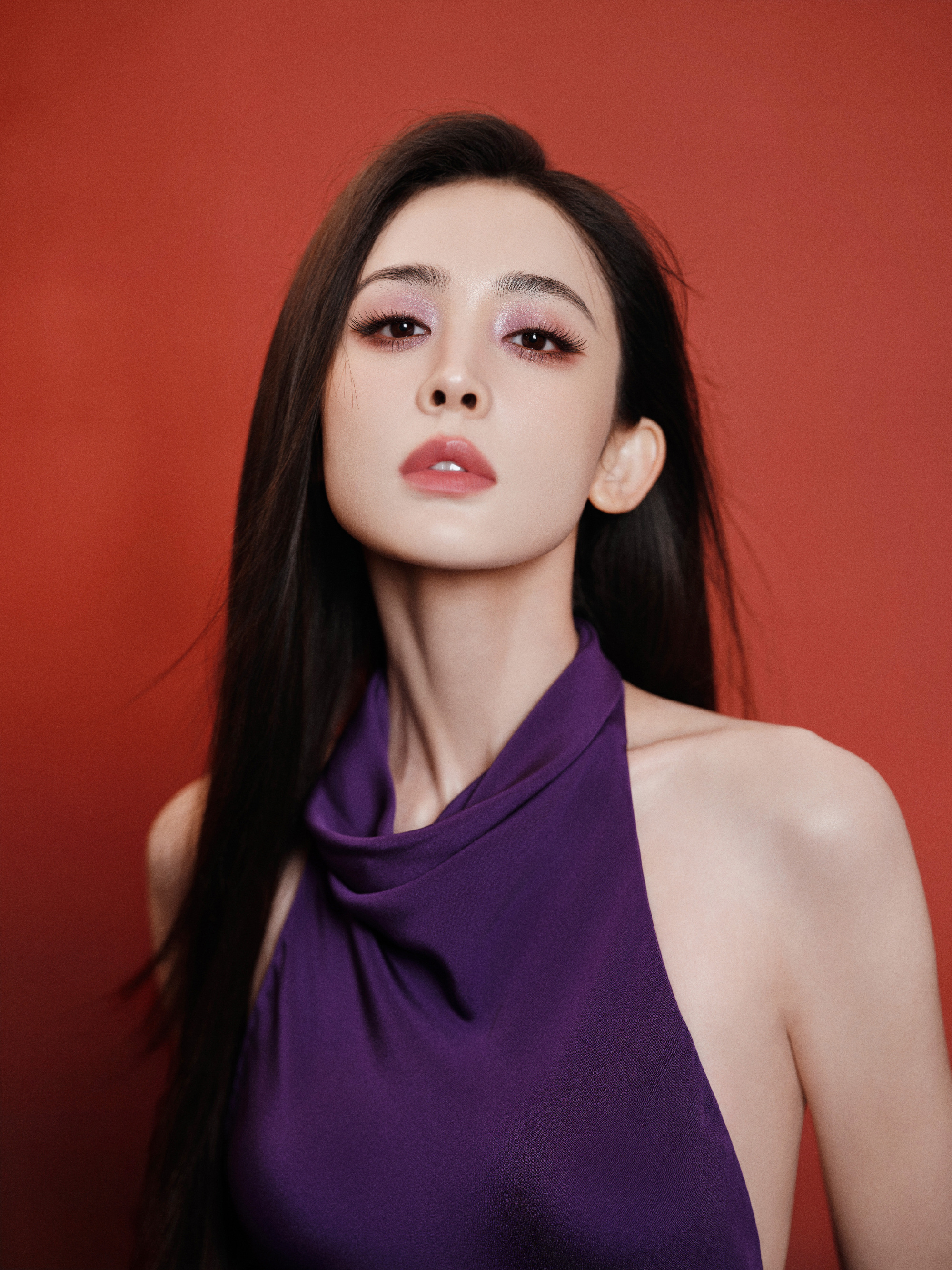 娜扎紫色挂脖露背裙，美背线条+神仙颜值，身材好到咽口水