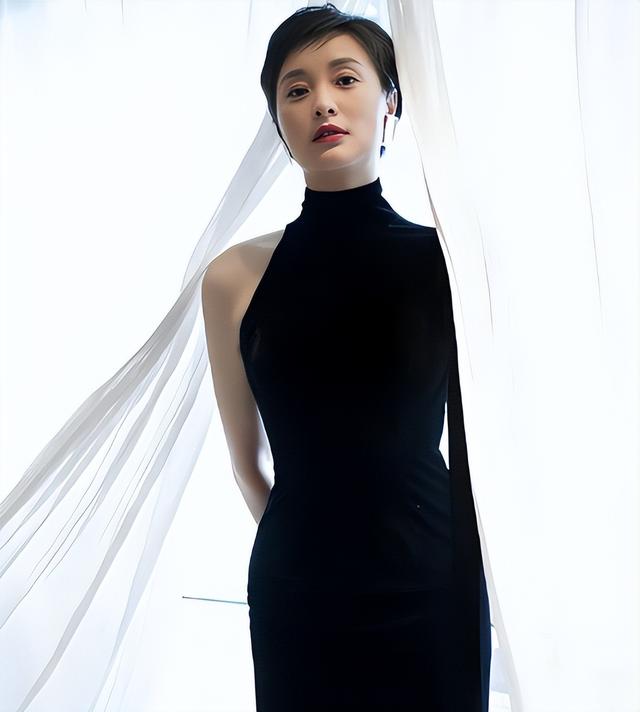 不婚不育、“逆龄”生长的吴越，如今活成了陈建斌高攀不起的样子