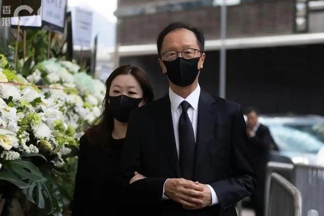 恩爱了23年，73岁的梁锦松开始衰老萎缩，47岁的伏明霞还风韵犹存