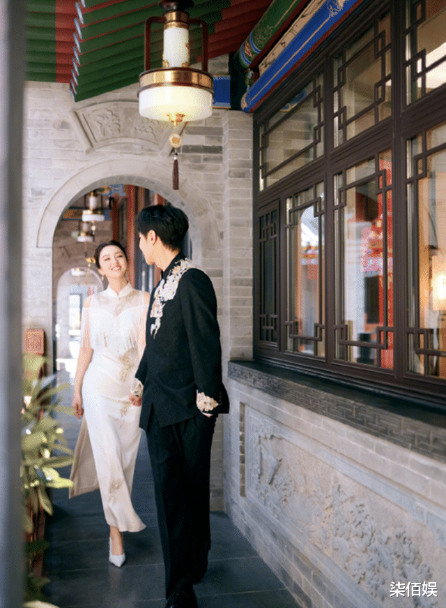 董璇携家人参加聚会，和张维伊合影姿势引怀孕猜想，酒窝手臂受伤