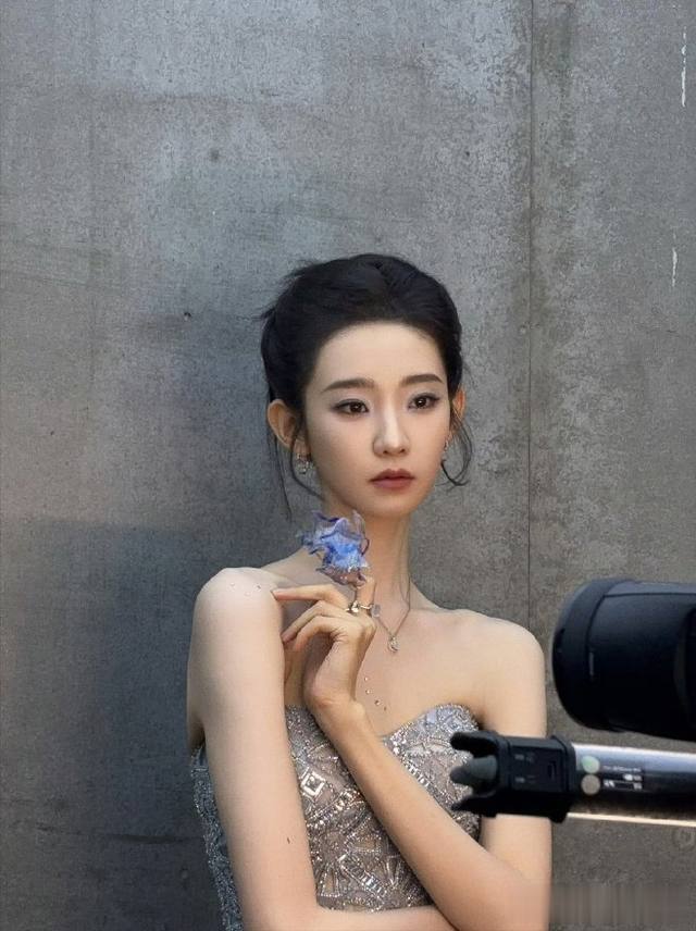 张艺凡抹胸没有美腿一级棒[舔屏] ???