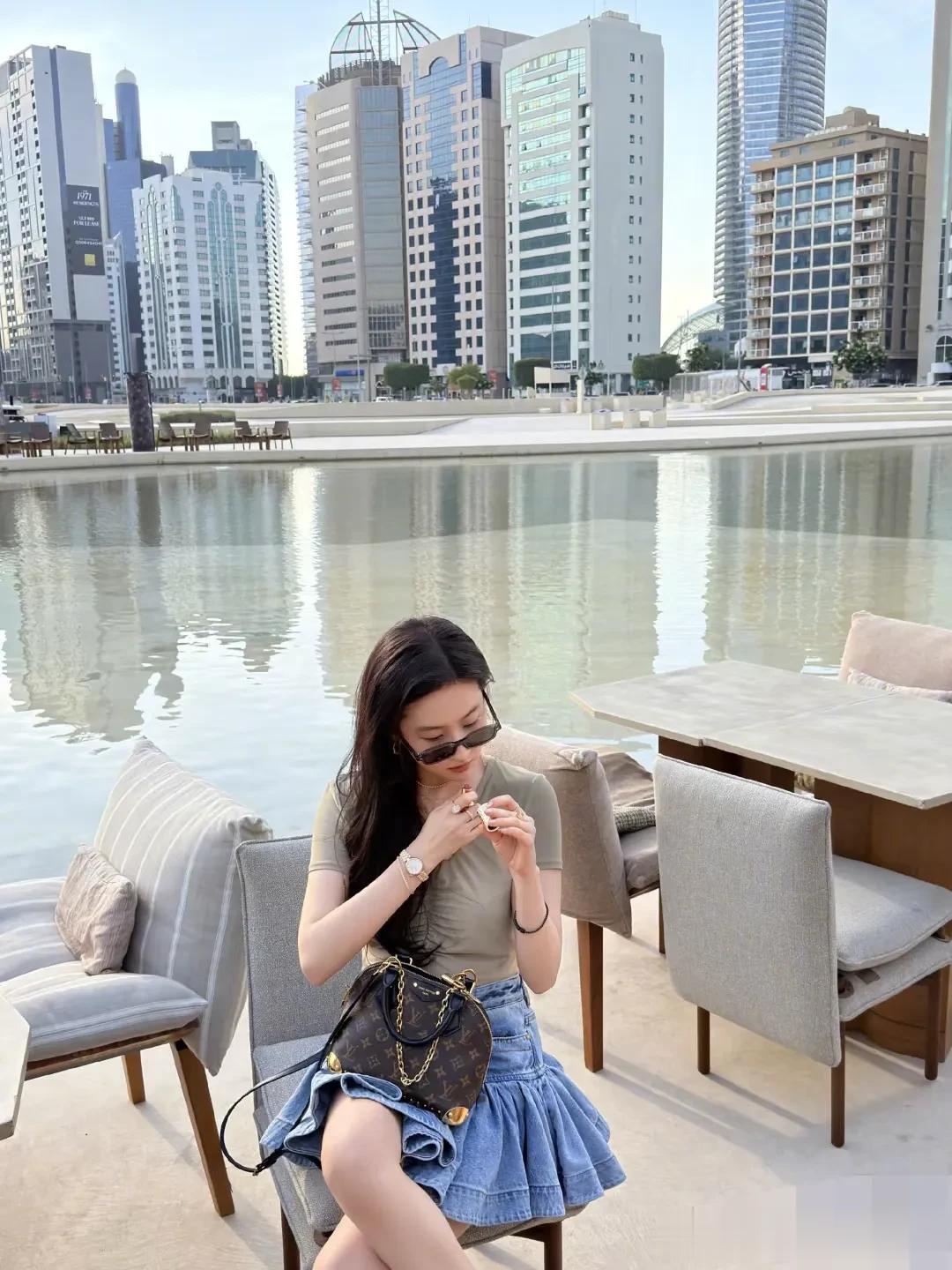 刘亦菲更新度假照，38岁素颜也很美，但是搭配的却有点土土的