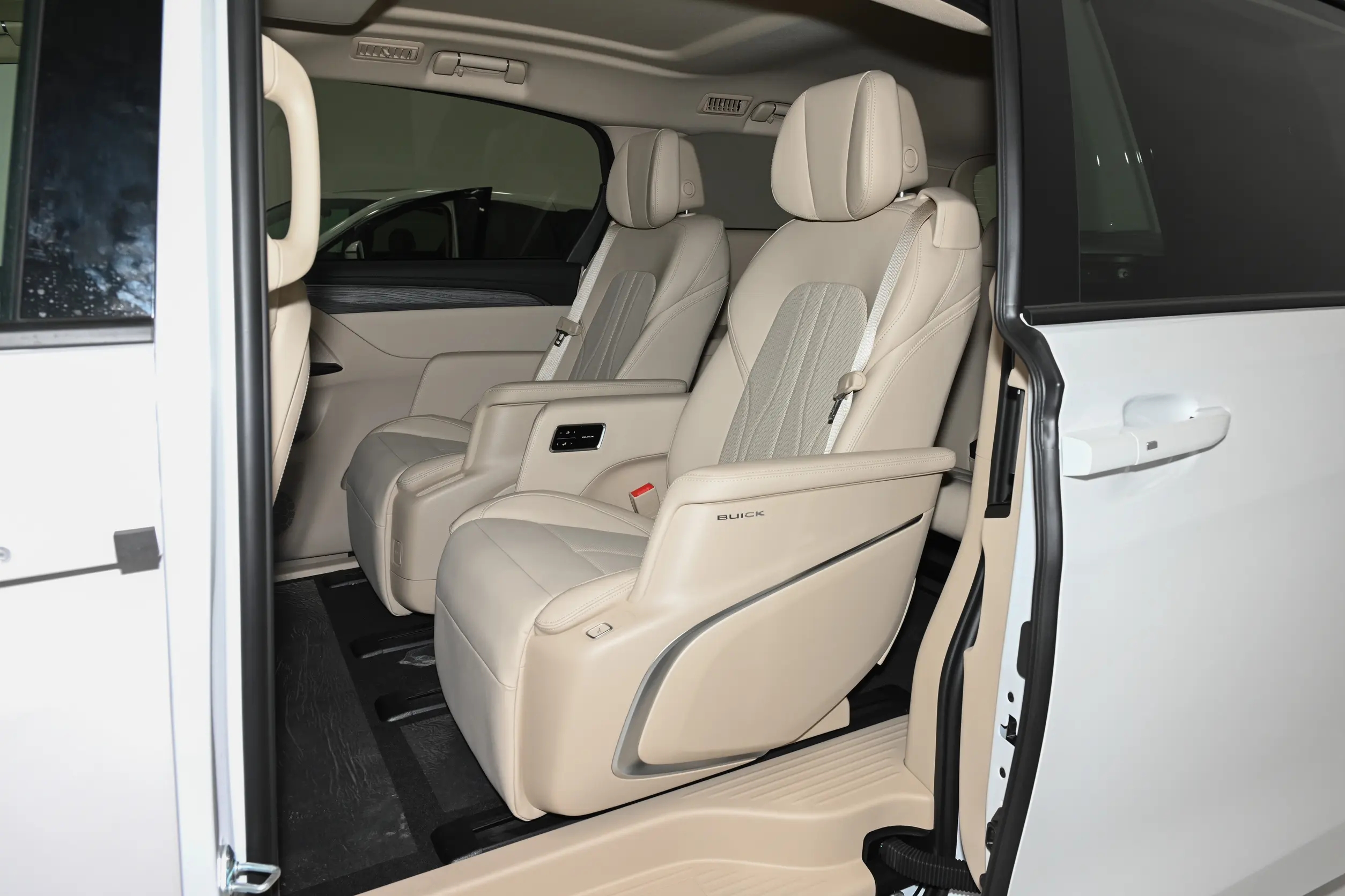 家用MPV看这款，轴距3088mm，综合续航1420km