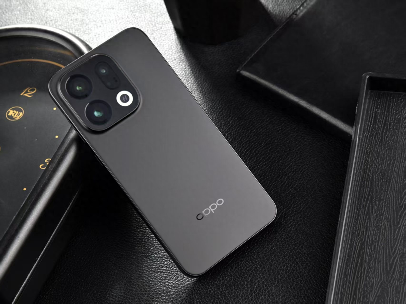 全系絨砂工藝，OPPO Find X9系列新機圖賞