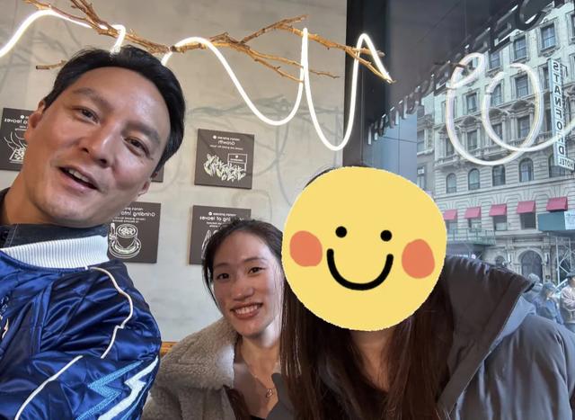 50岁吴彦祖在美国逛街,皮肤晒黑好多,素颜状态差,看起来很沧桑