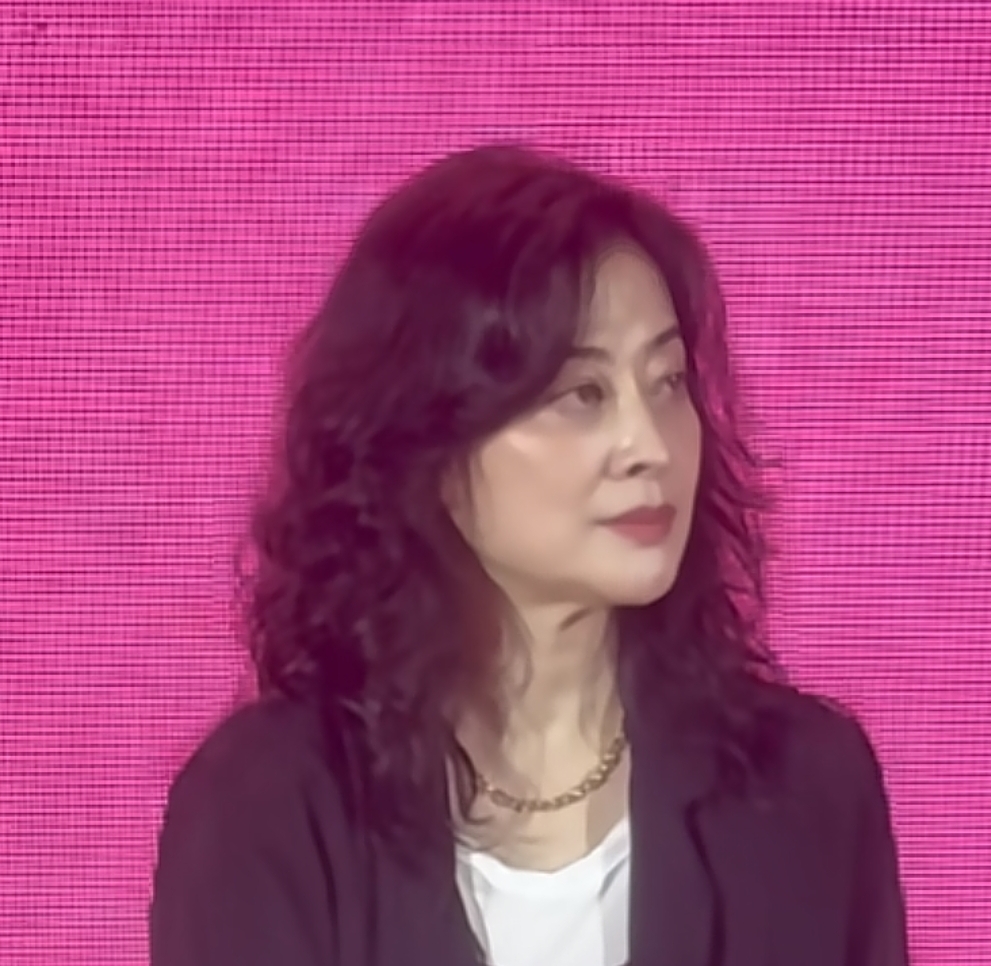 50岁梅婷线下活动，化浓妆盖不住黑眼圈，脖子上全是皱纹像70岁