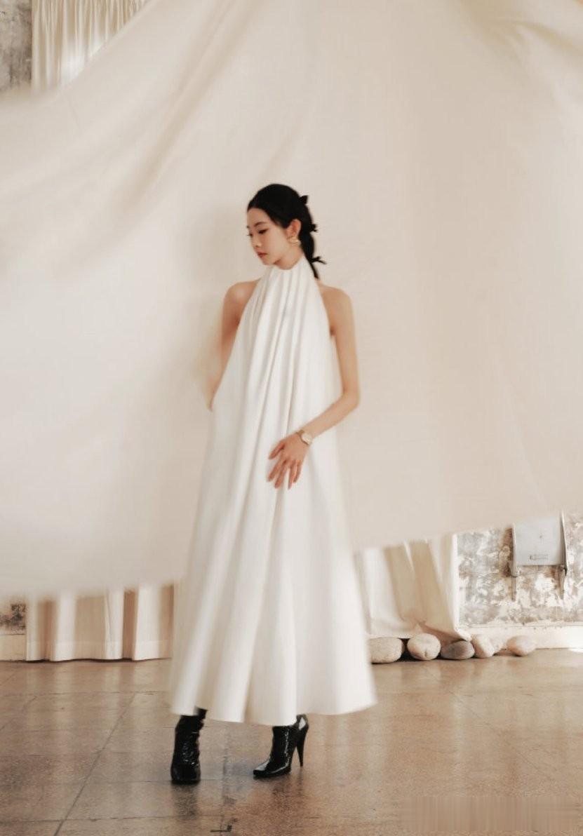 张艺凡露背白裙：素纱裁露背，清冷里裹着纤韧骨相