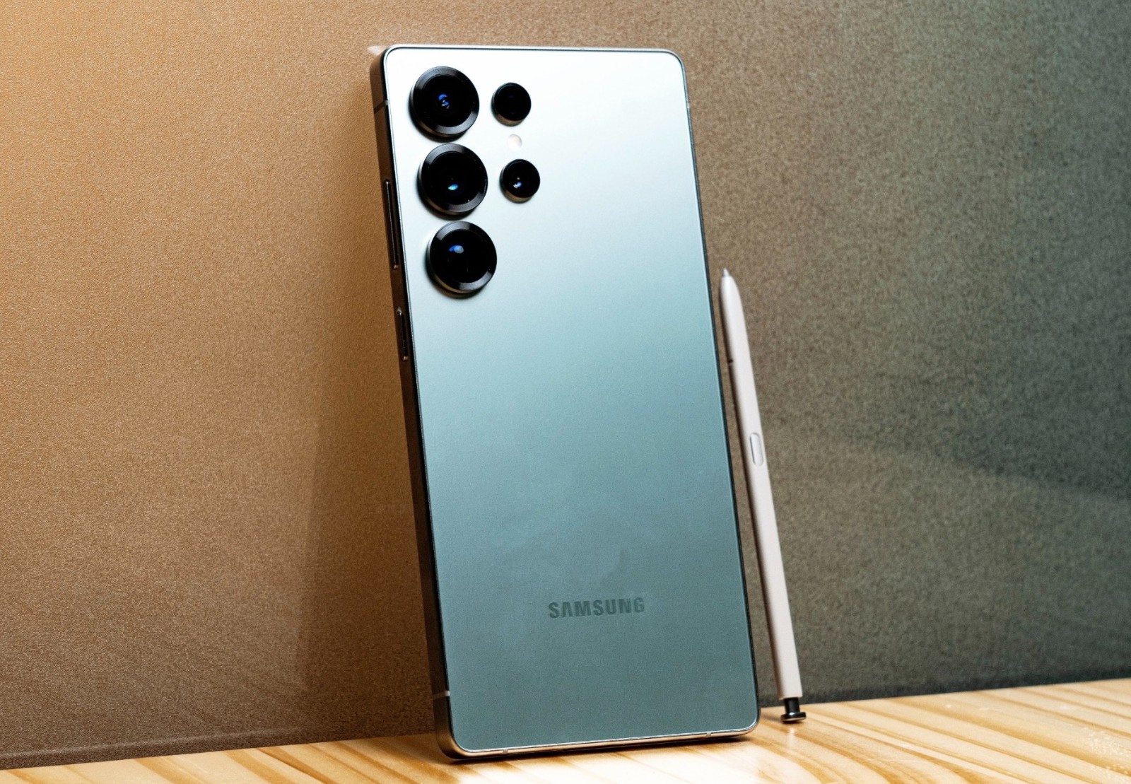 三星“機皇”跌價2801元！2億像素+512GB+驍龍8至尊版，還是2K屏