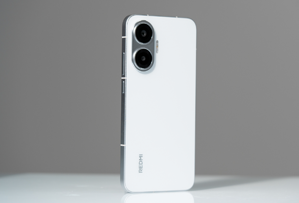 红米死磕性价比!240W跑分+7550mAh+金属中框,国补后才卖1699元