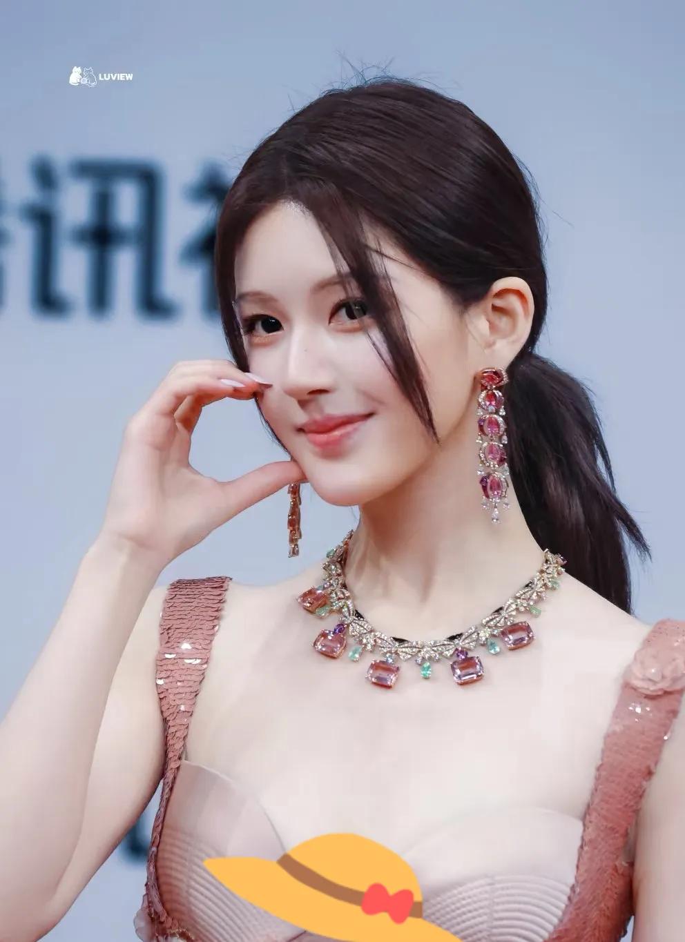 赵露思压轴走红毯,全球唯一的一套高珠给她戴了,刘亦菲失宠了