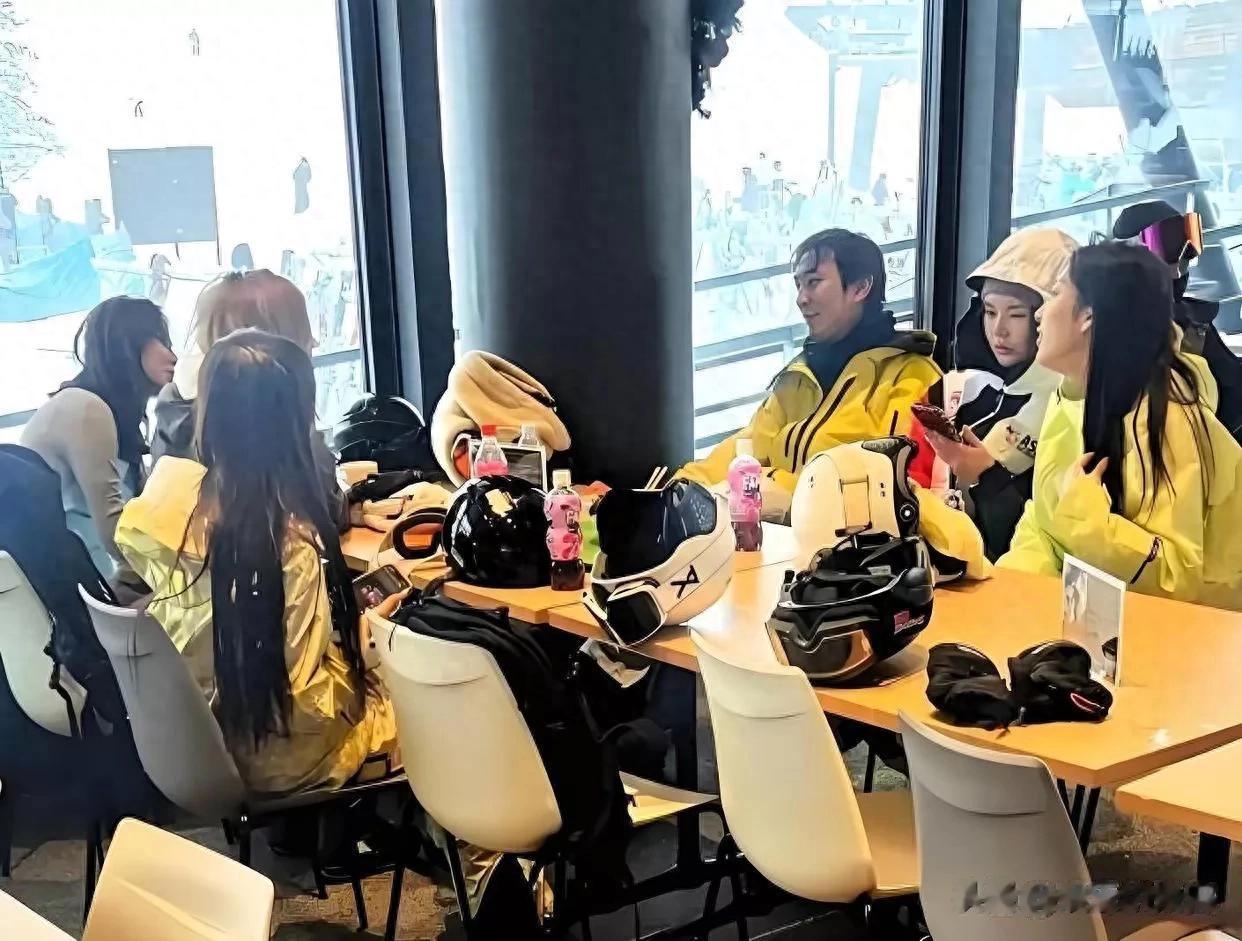 37岁王思聪面相变了，和五名女生聚餐遭冷落，发际线后移