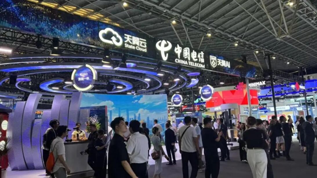 WAIC 2025︱中國電信AI科技范兒圈粉全場　智慧車、“鋼鐵俠”硬核應用成焦點