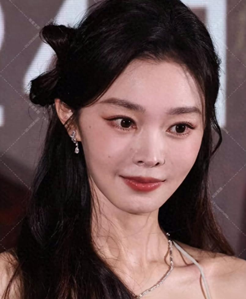 回应整容争议没48小时，央媒点名宋轶，没提网暴，却字字都在撑腰