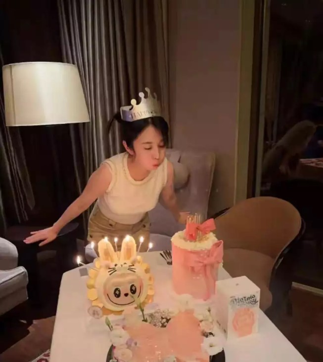 双下巴甜出圈!俞灏明欧洲卑微拍照,王晓晨幸福肥破婚变传闻