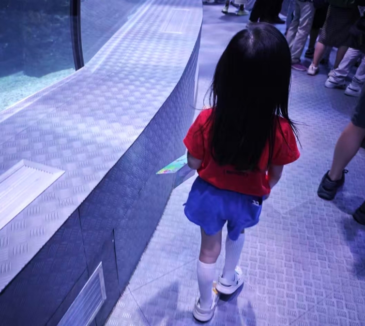 张梓琳晒俩女儿近照,胖妹和妹妹遗传爸妈高个子,全家都是大长腿