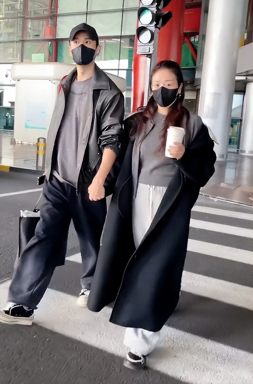 经超夫妇现身机场,小李琳素颜憔悴眼神木讷,被嘲似在“更年期”