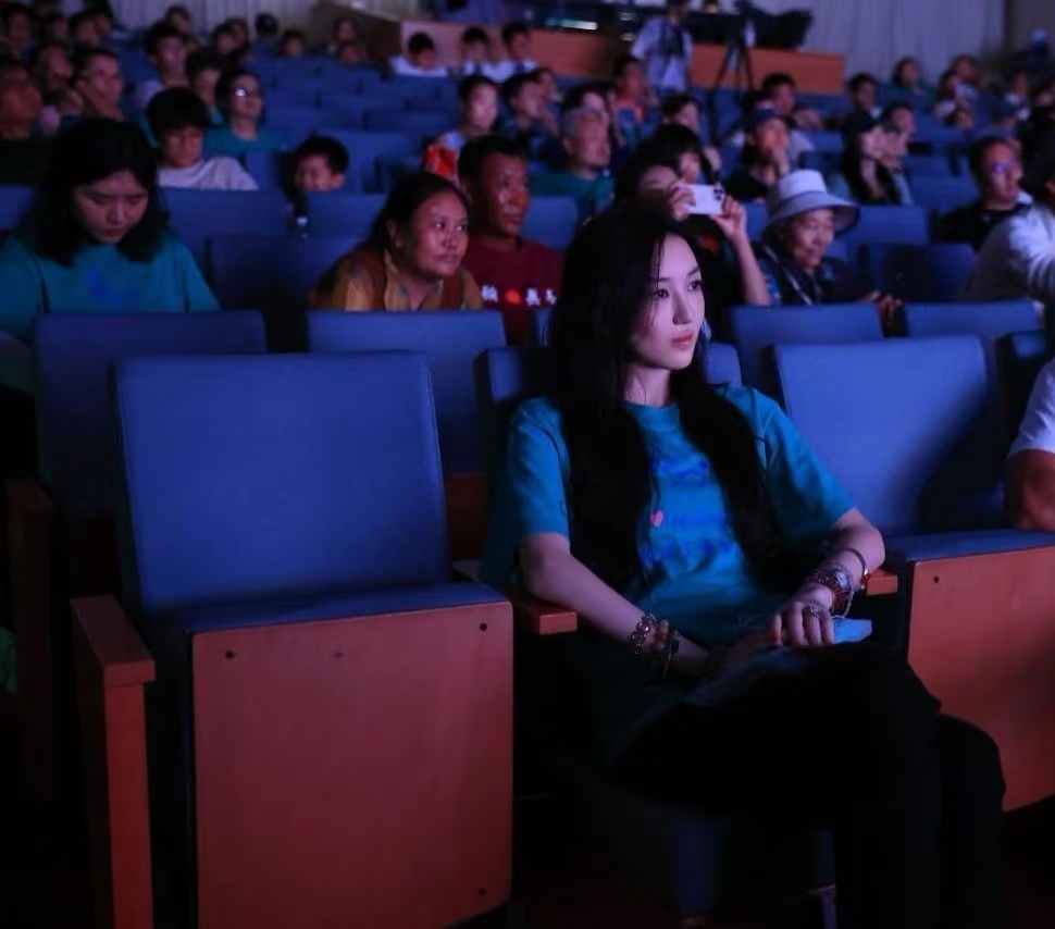 李亚鹏和王菲离婚十余年债没还完，海哈金喜陪他吃苦3年，至今买不起房子