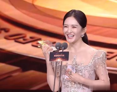 谢娜主持央视晚会：差点抢话蓝羽紧张到爆青筋，尬笑拍肩、站不稳