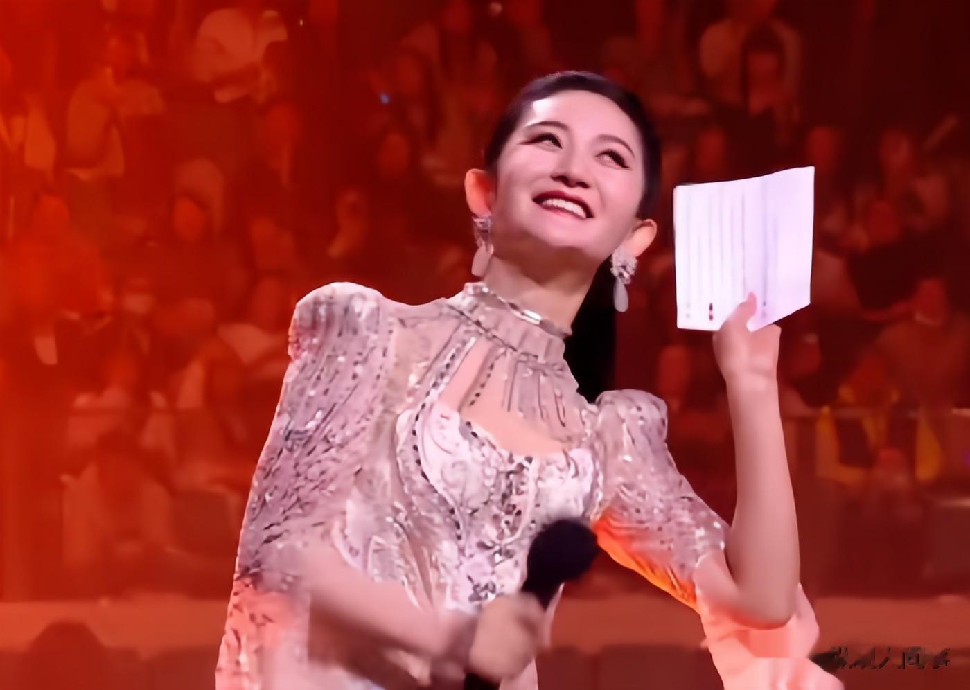 谢娜主持央视晚会：差点抢话蓝羽紧张到爆青筋，尬笑拍肩、站不稳