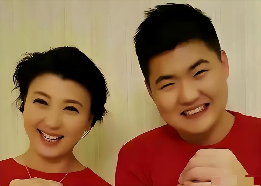 闫学晶风波后首现身！双手插兜，满脸不屑，看来她还没有认识到错