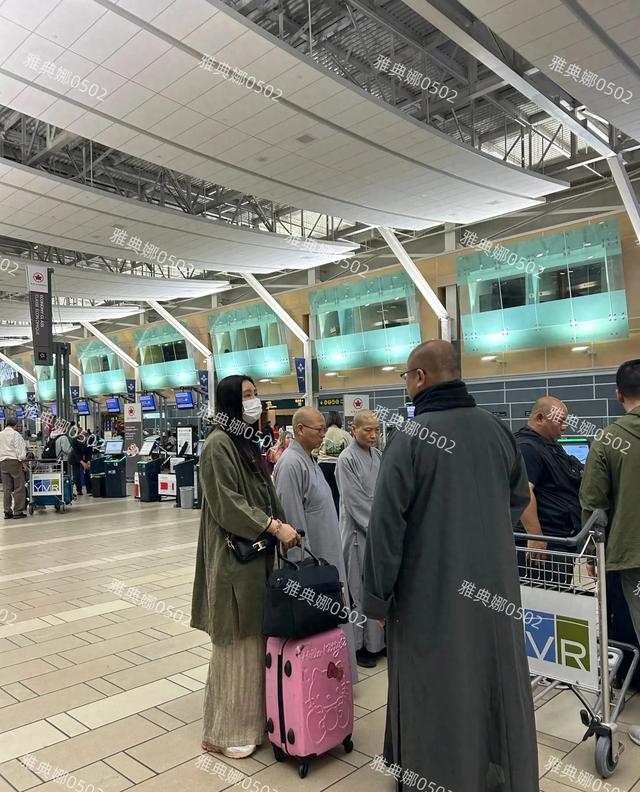 加拿大机场偶遇王祖贤本人个子好高,粉色Hellokitty行李箱好可爱