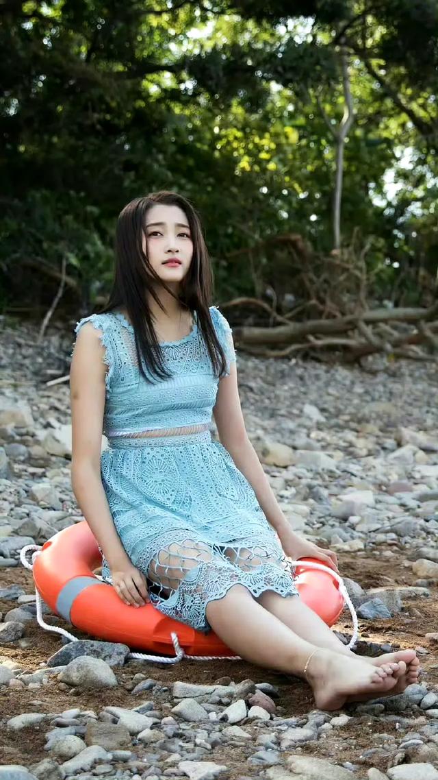 关晓彤早期野外综艺照曝光！以前真是又黑又壮，如今美到认不出！