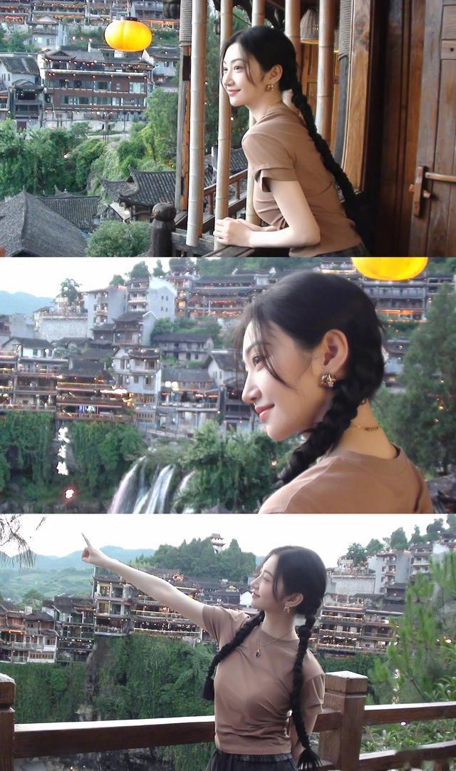 当景甜梳着两个大麻花辫，曾经的邻家妹妹又回来啦