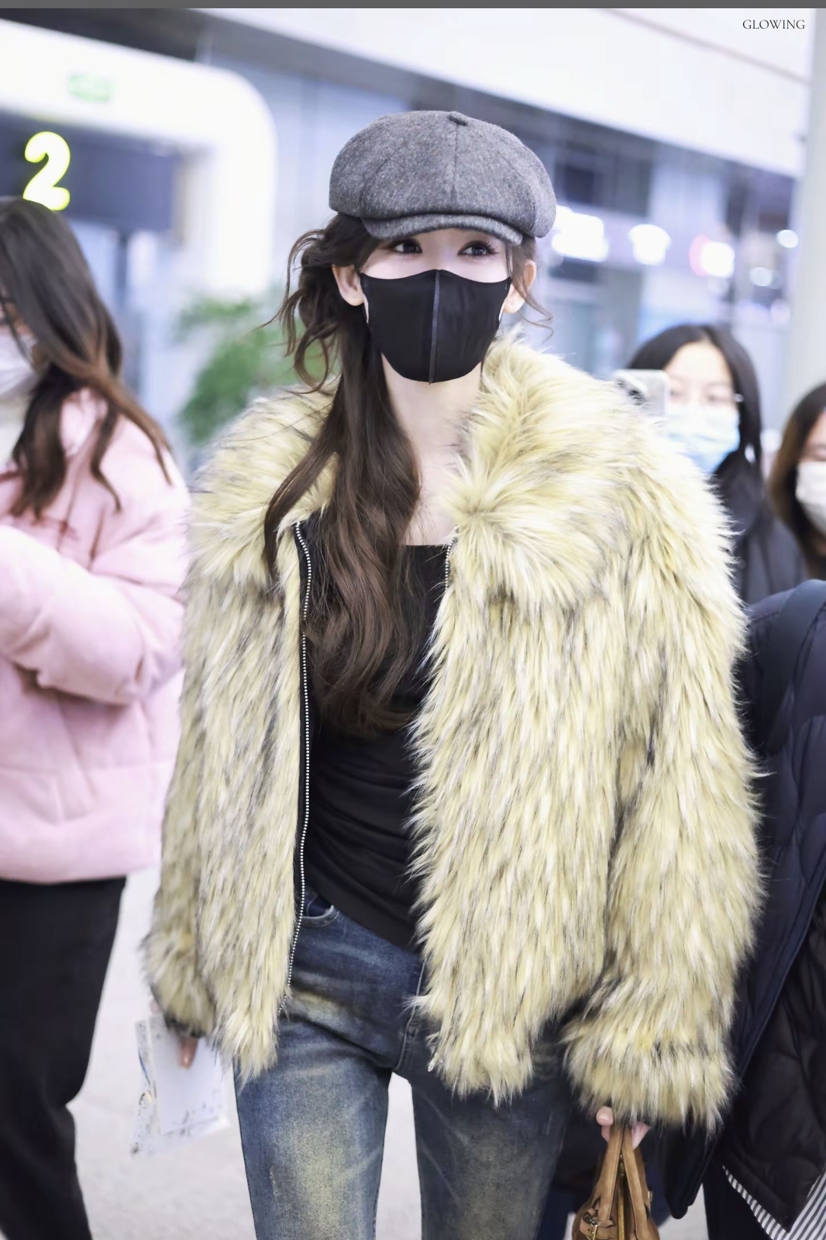 娜扎现身机场，皮草搭配牛仔裤慵懒又时髦，真又温柔又美到爆炸！