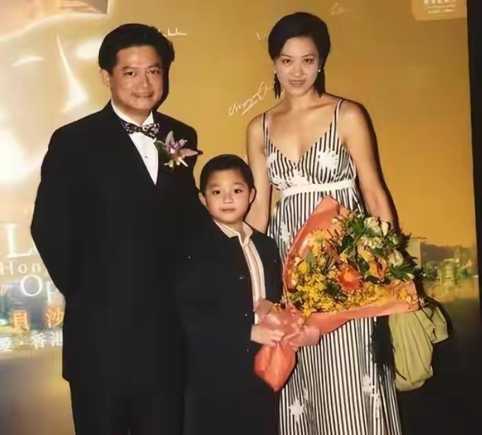 63岁移情别恋，65岁再婚娶小20岁学生，莫华伦的人生有多“精彩”