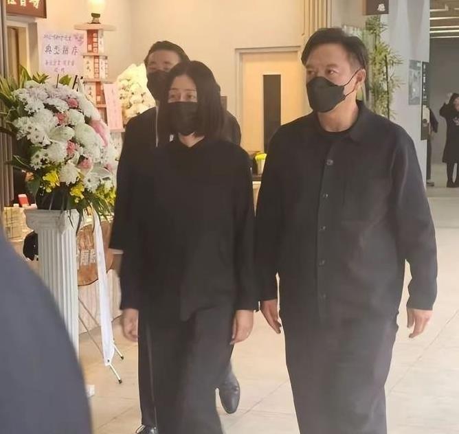 张震母亲离世，高圆圆悲痛现身，娱乐圈挚爱何处寻？