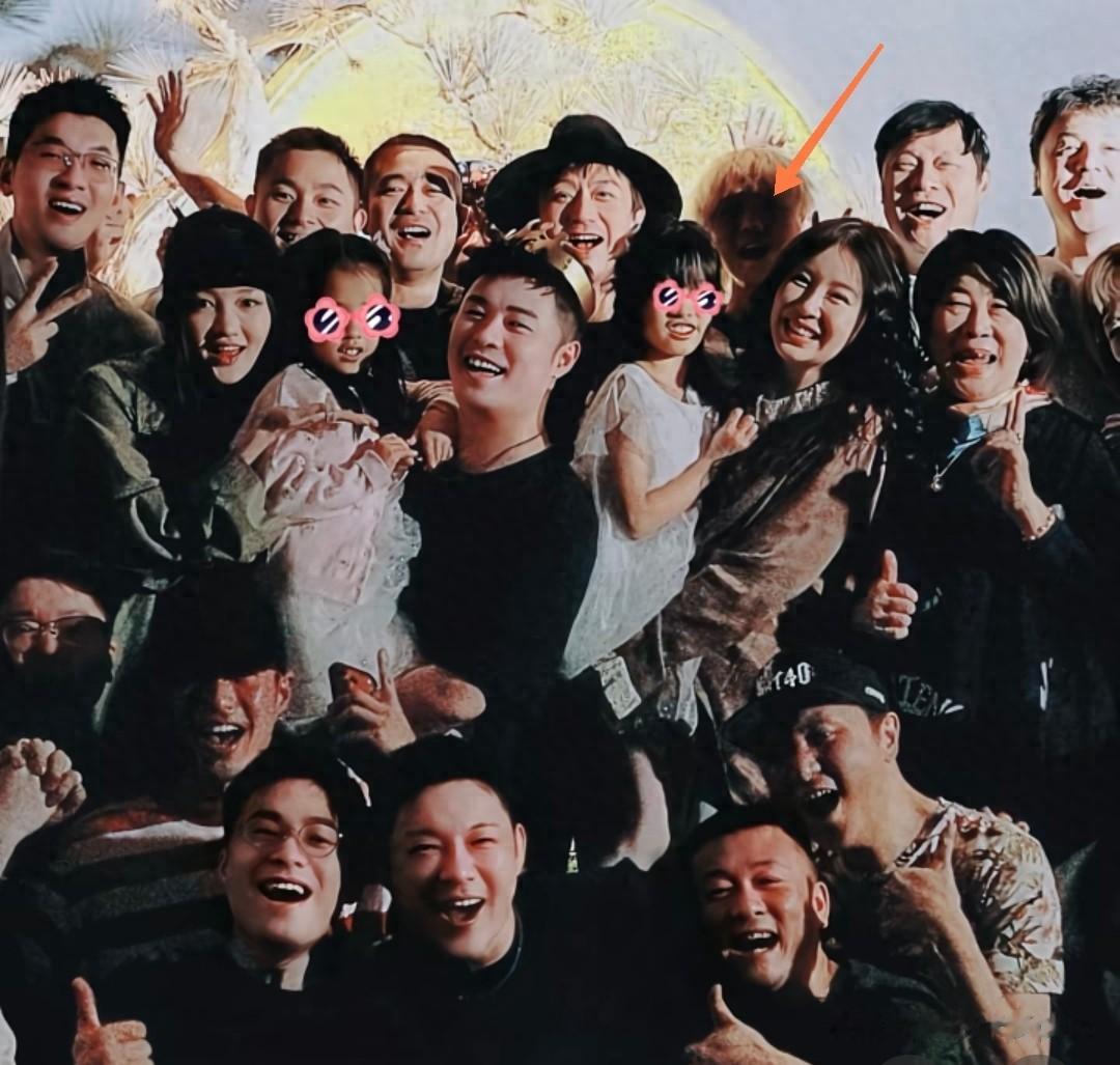 陈赫补发生日照，“铁三角”邓超鹿晗在c位，马頔搂范志毅像小孩