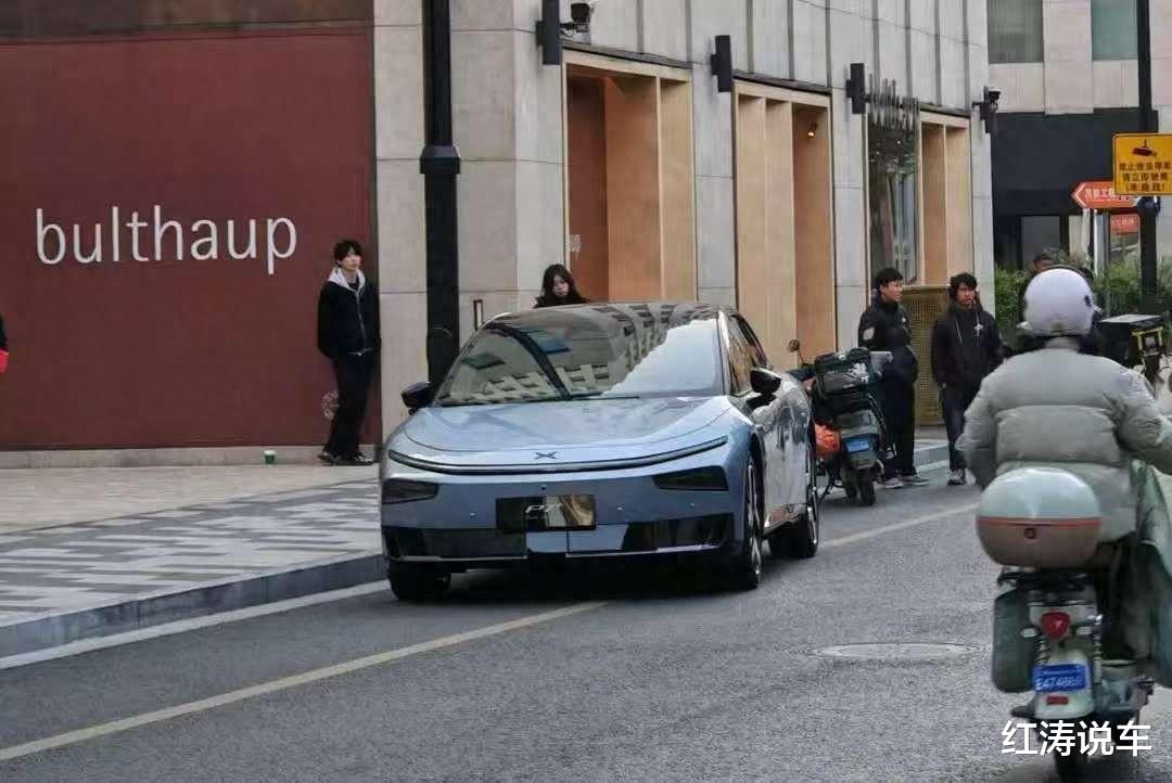 新款小鹏P7+实车现身街头,外观设计更新,纯电/增程动力,会火吗
