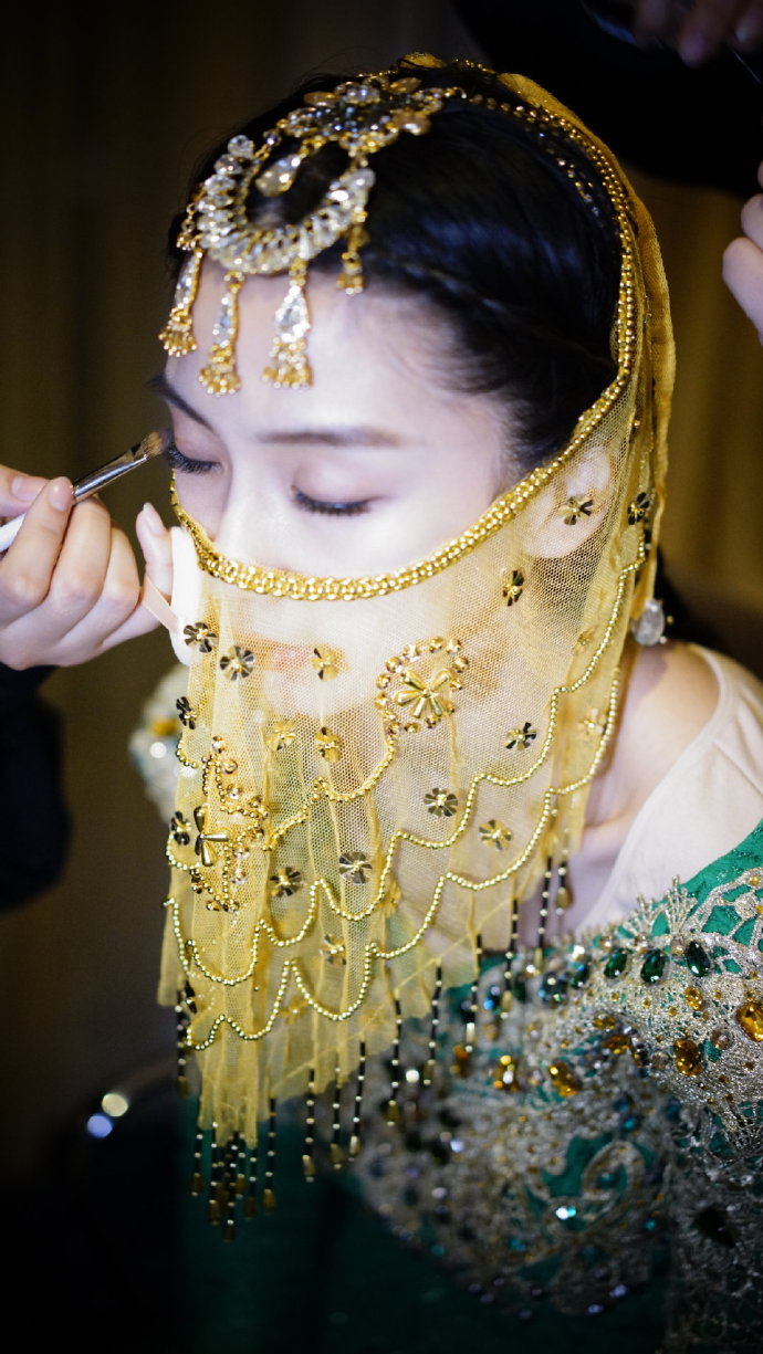 Angelababy金色高定造型回顾