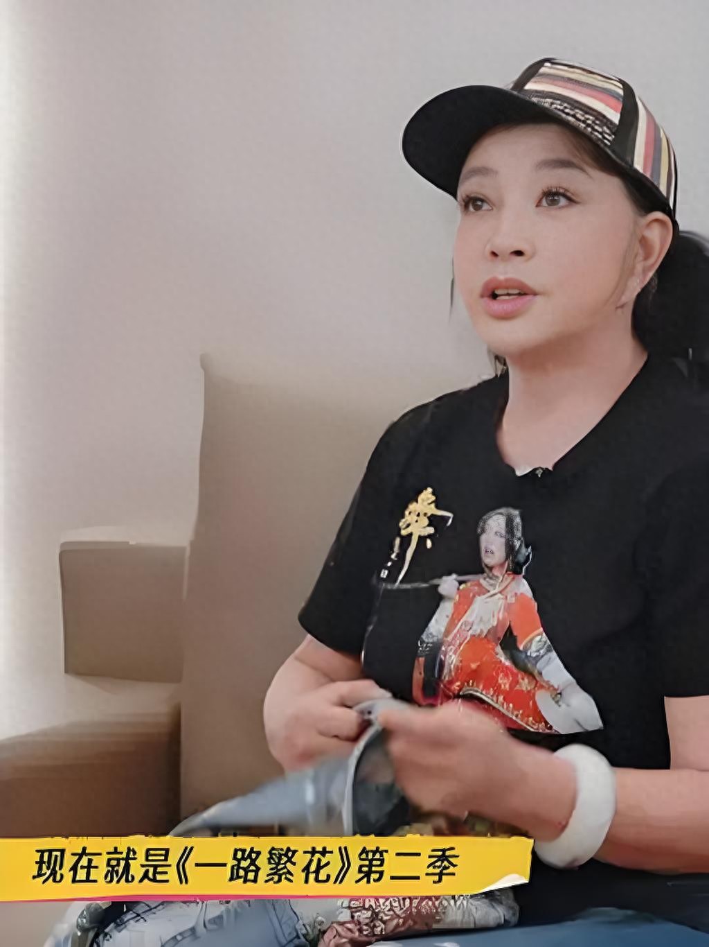 刘晓庆的摔倒给所有人提个醒 可以装嫩，可以嘴硬 你心里不能不服老