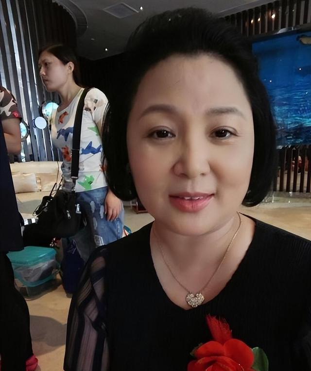 她跟导演儿子结婚，婚后身材发福成“土气大妈”，今65岁喜气洋洋
