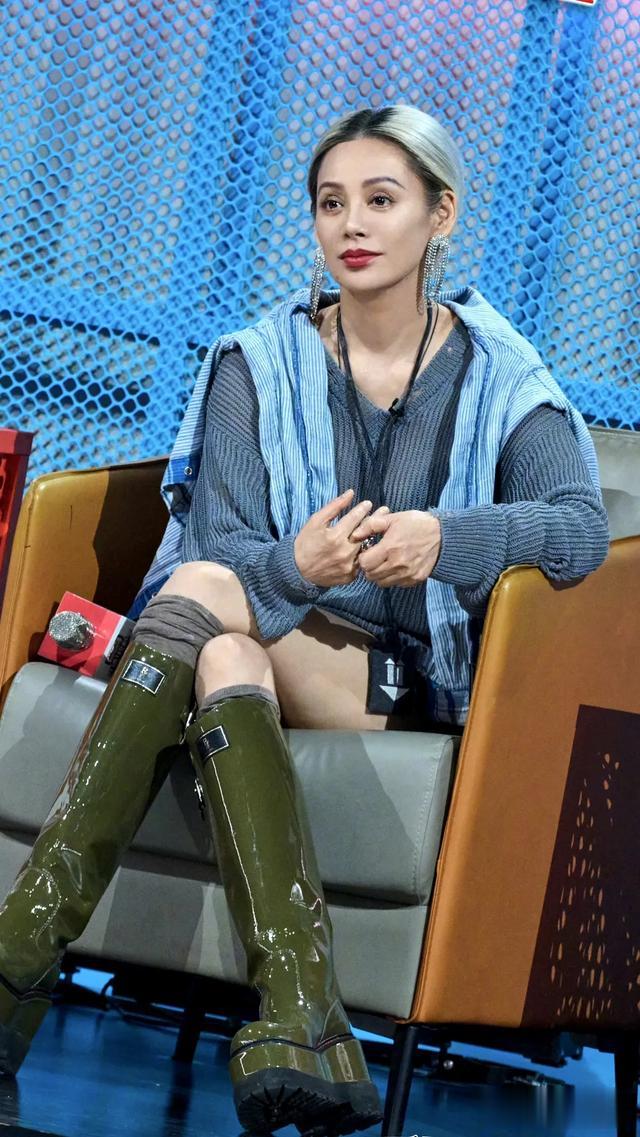 虽说宁静已然53岁，但在气质方面，丝毫不逊色于36岁的森林北。