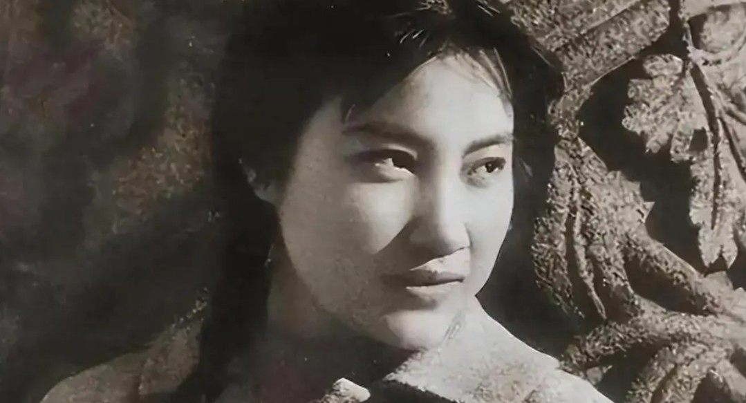 定居美国10余年，78岁却回国“捞金”，这就是人民口中老艺术家