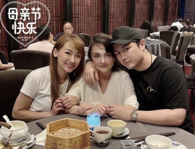 78岁李家鼎庆祝父亲节,小儿子请客吃北京烤鸭,长子与孙子都没来