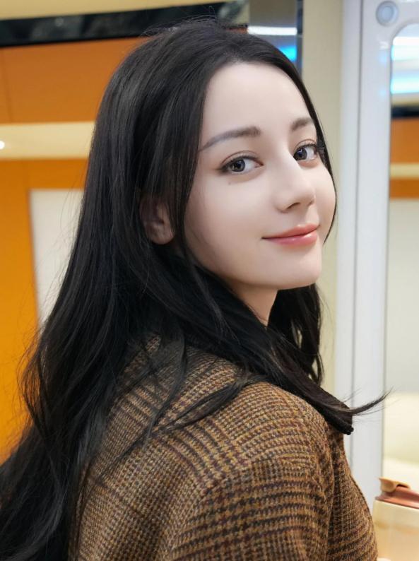 迪丽热巴因消失被传怀孕生子，如今真相终于大白，难怪央视力挺