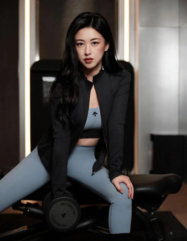 朱珠穿瑜伽裤，诠释运动辣妈性感魅力